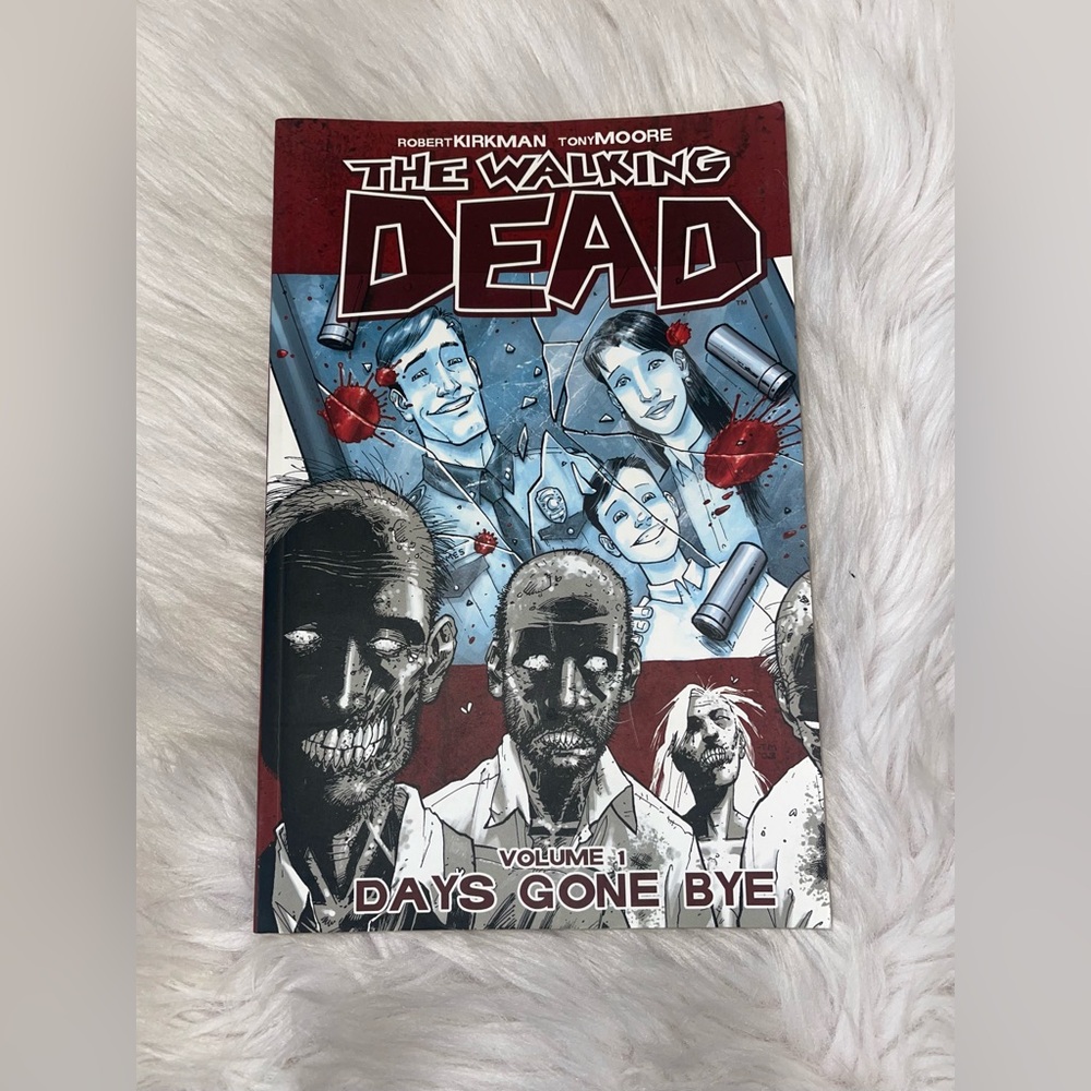 The Walking Dead Volume 1 Days Gone Bye • Graphic Novel • Comic Book